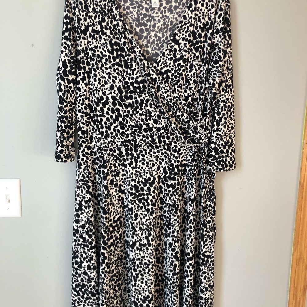 Talbots classic flattering faux wrap style dress with side tie and 3/4 sleeve